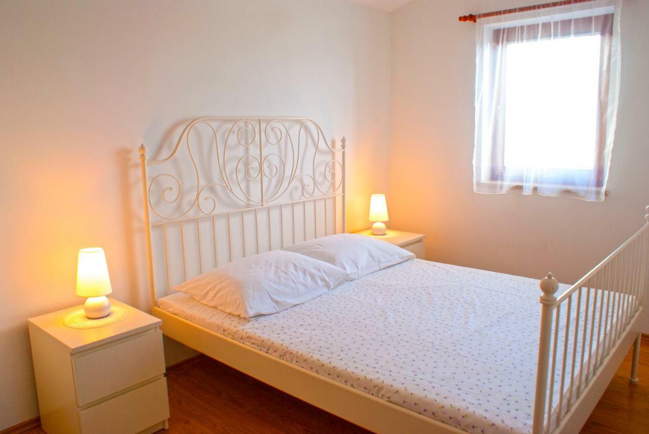 Apartmani Ribarica**** Karlobag Ngoại thất bức ảnh